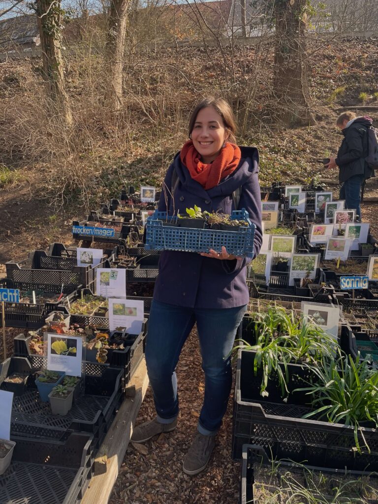 Frau steht auf Pflanzenmarkt